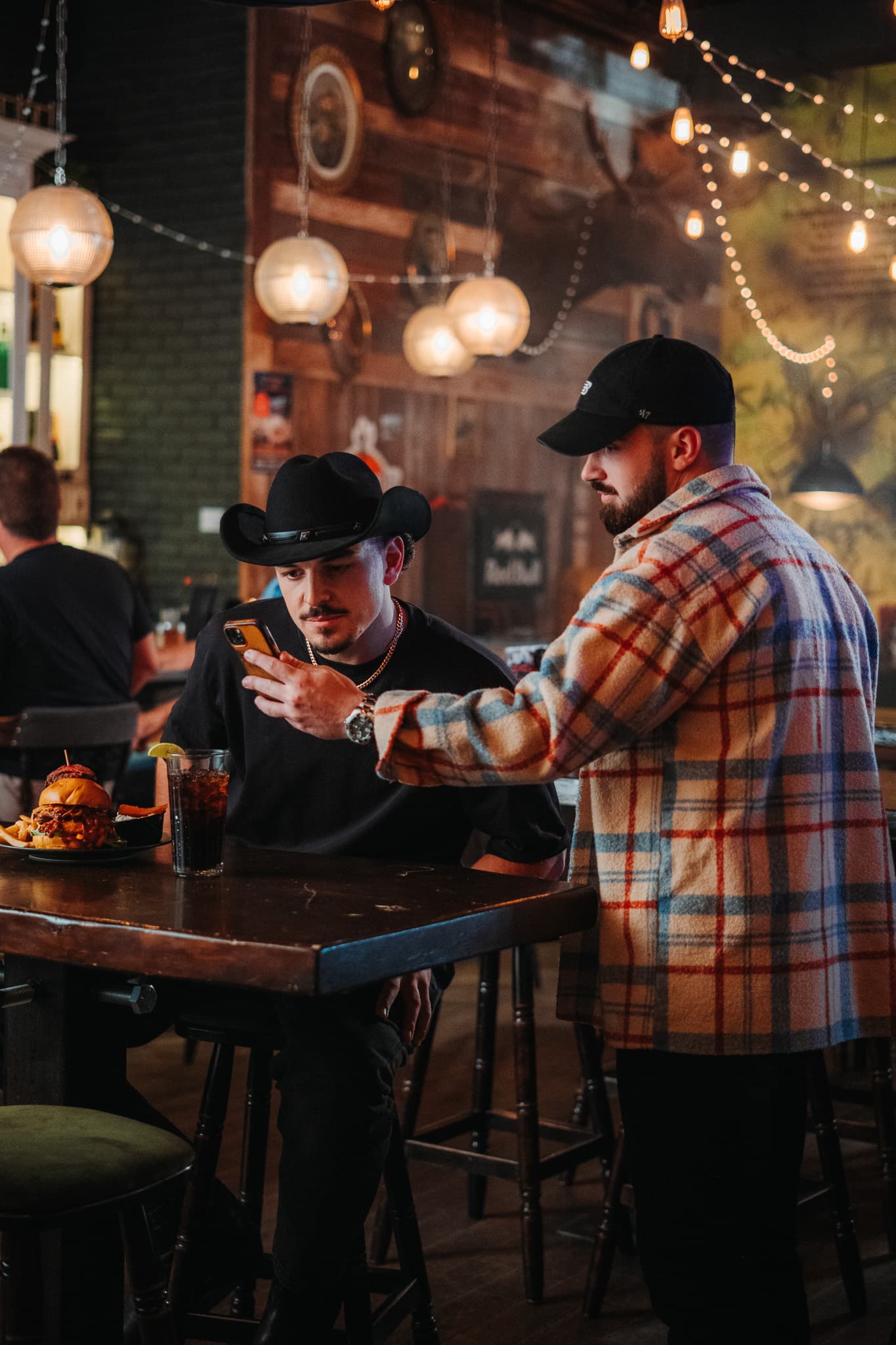 Équipe en réunion autour d'une table